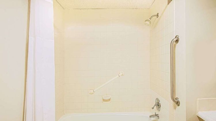 Baymont Inn & Suites Sandusky Room