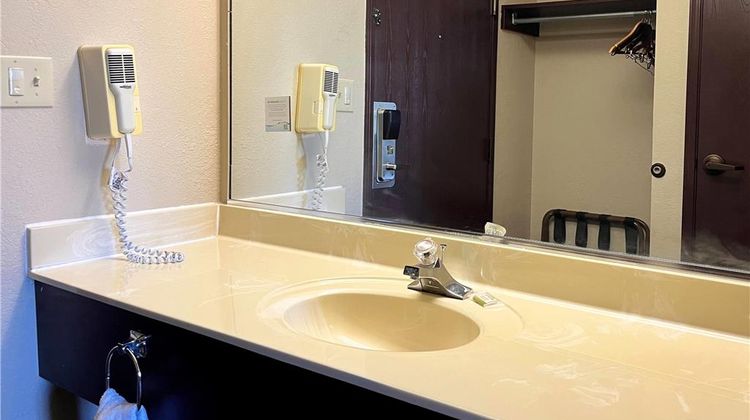 Super 8 Madison/Hanover Area Suite