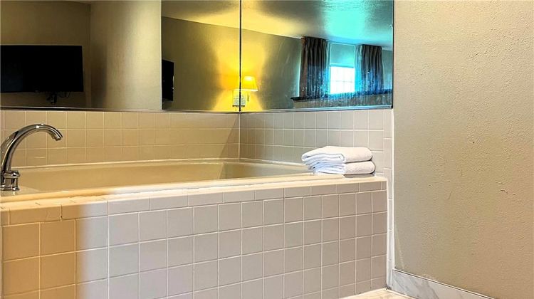 Super 8 Madison/Hanover Area Suite