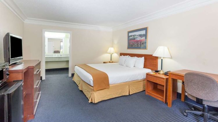 Super 8 Dalton/Convention Center Area Suite