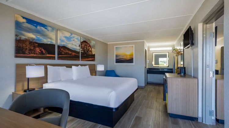 Days Inn Fayetteville NW Fort Bragg Area Suite