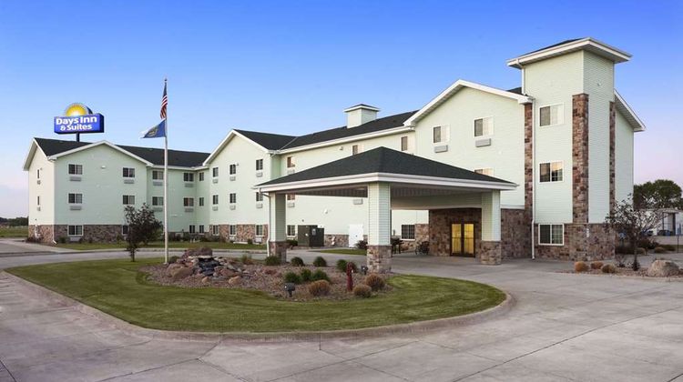 Days Inn & Suites Columbus East Exterior