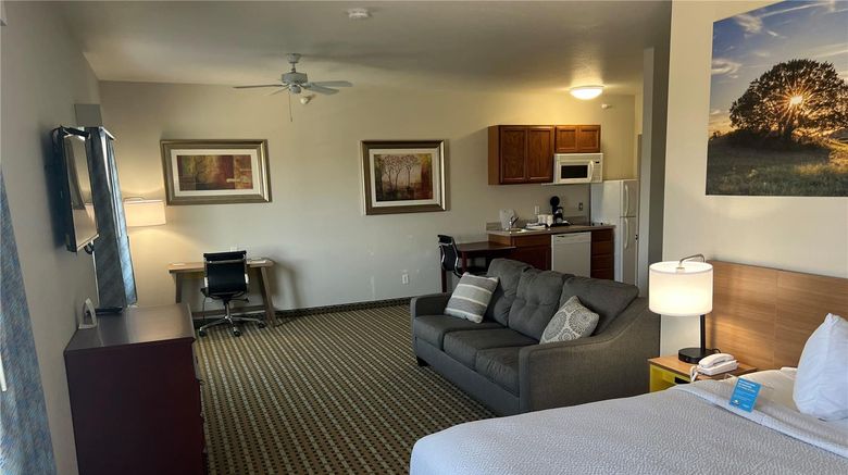 <b>Days Inn & Suites Columbus East Room</b>. Images powered by <a href="https://iceportal.shijigroup.com/" title="IcePortal" target="_blank">IcePortal</a>.