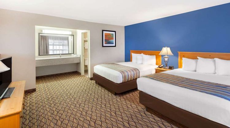 Baymont Inn & Suites Lakefront Suite