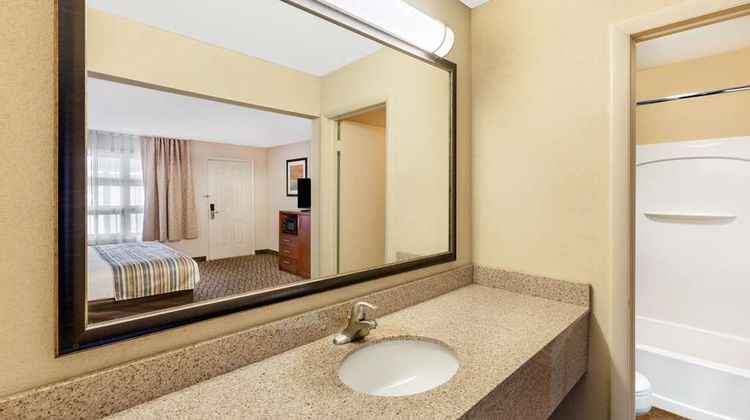 Baymont Inn & Suites Lakefront Room