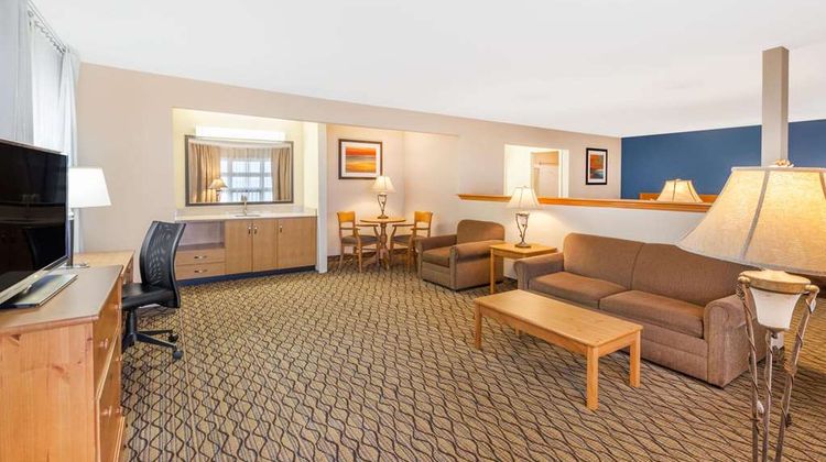 Baymont Inn & Suites Lakefront Suite
