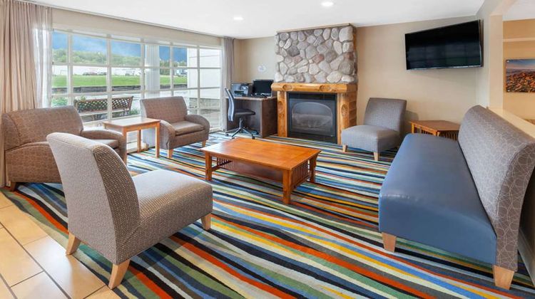 Baymont Inn & Suites Lakefront Lobby