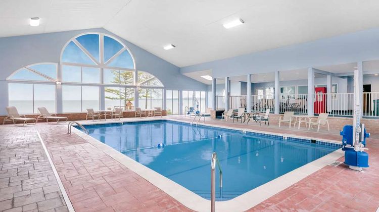 Baymont Inn & Suites Lakefront Pool