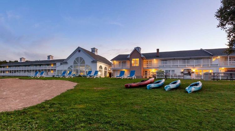 Baymont Inn & Suites Lakefront Exterior