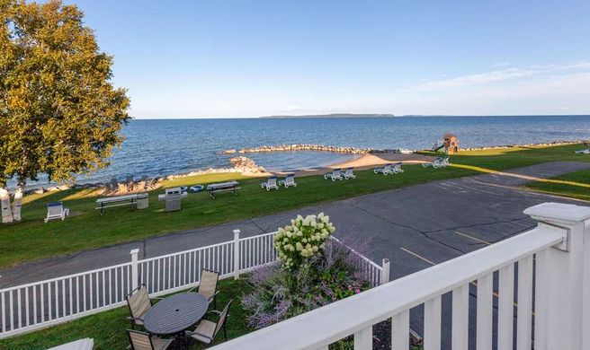 Baymont Inn & Suites Lakefront Exterior