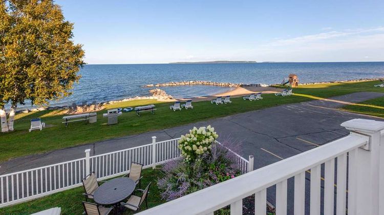 Baymont Inn & Suites Lakefront Exterior