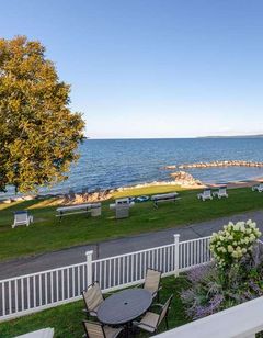 Baymont Inn & Suites Lakefront