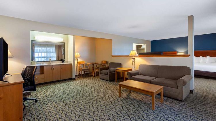 Baymont Inn & Suites Lakefront Suite