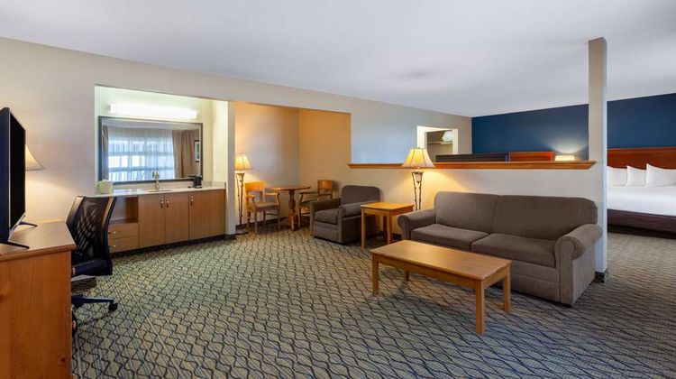 Baymont Inn & Suites Lakefront Suite