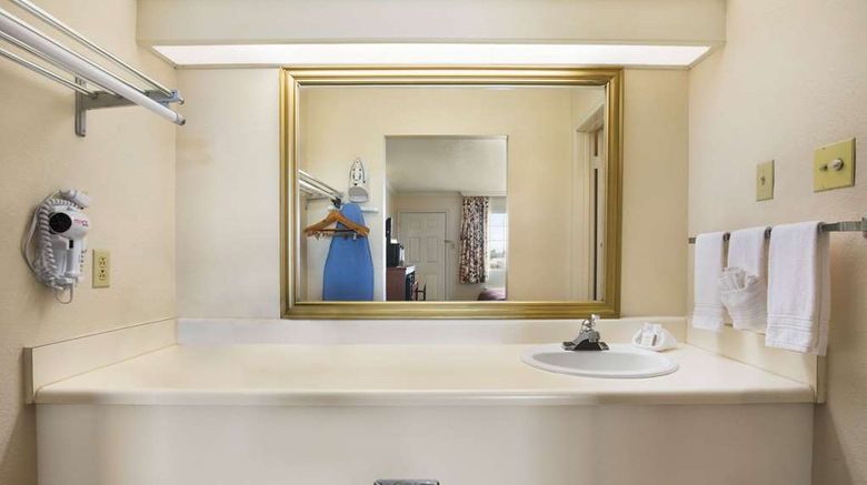 <b>Baymont by Wyndham Beaumont Room</b>. Images powered by <a href="https://iceportal.shijigroup.com/" title="IcePortal" target="_blank">IcePortal</a>.