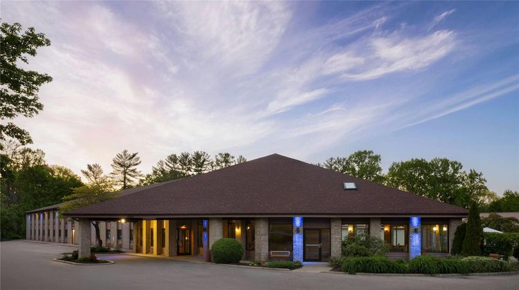 Baymont Inn & Suites Logan Exterior