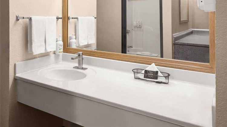 Baymont Inn & Suites Logan Room