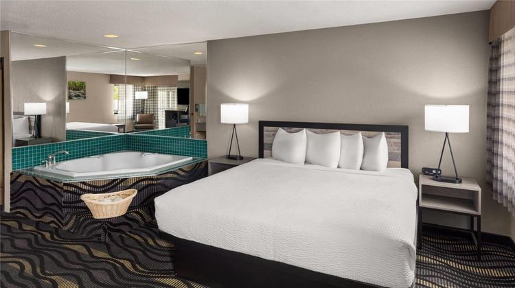 Baymont Inn & Suites Logan Suite