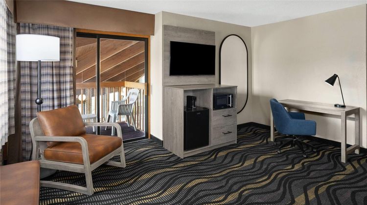 Baymont Inn & Suites Logan Suite