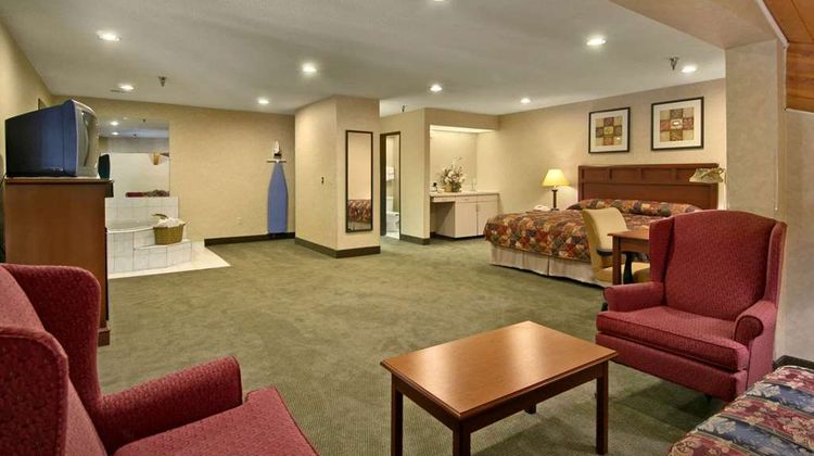 Baymont Inn & Suites Tuscola Suite