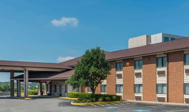 Baymont Inn & Suites Metropolis Exterior