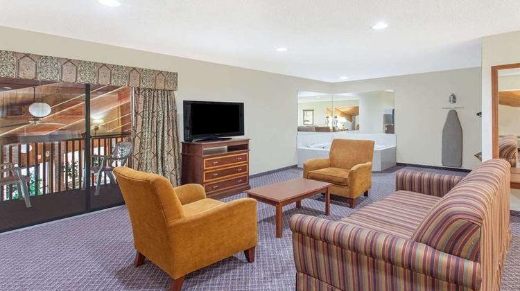 Baymont Inn & Suites Smyrna Suite