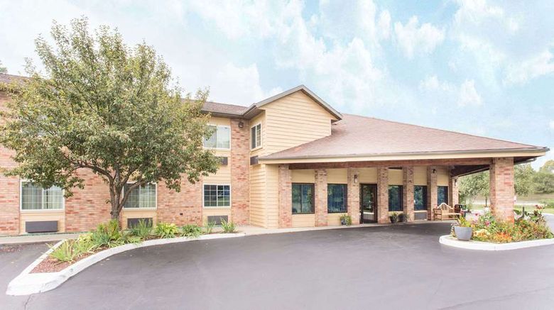 <b>Baymont Inn & Suites Muskegon Exterior</b>. Images powered by <a href="https://iceportal.shijigroup.com/" title="IcePortal" target="_blank">IcePortal</a>.