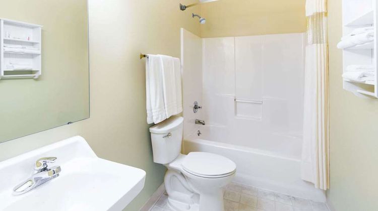 Days Inn Wooster Room