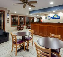 Days Inn Wooster Lobby