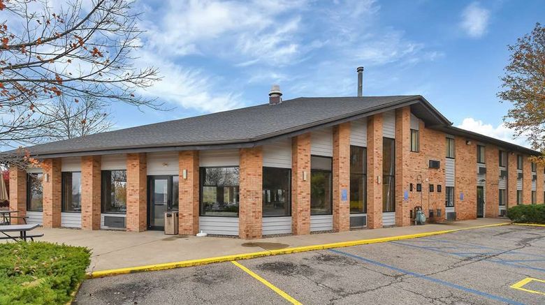 <b>Baymont Inn & Suites Zanesville Exterior</b>. Images powered by <a href="https://iceportal.shijigroup.com/" title="IcePortal" target="_blank">IcePortal</a>.