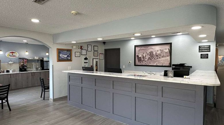 <b>Super 8 Green Bay I-43 Business Park Lobby</b>. Images powered by <a href="https://iceportal.shijigroup.com/" title="IcePortal" target="_blank">IcePortal</a>.