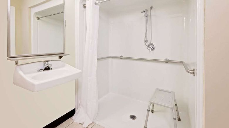 <b>Baymont Inn & Suites Battle Creek Dtwn Room</b>. Images powered by <a href="https://iceportal.shijigroup.com/" title="IcePortal" target="_blank">IcePortal</a>.