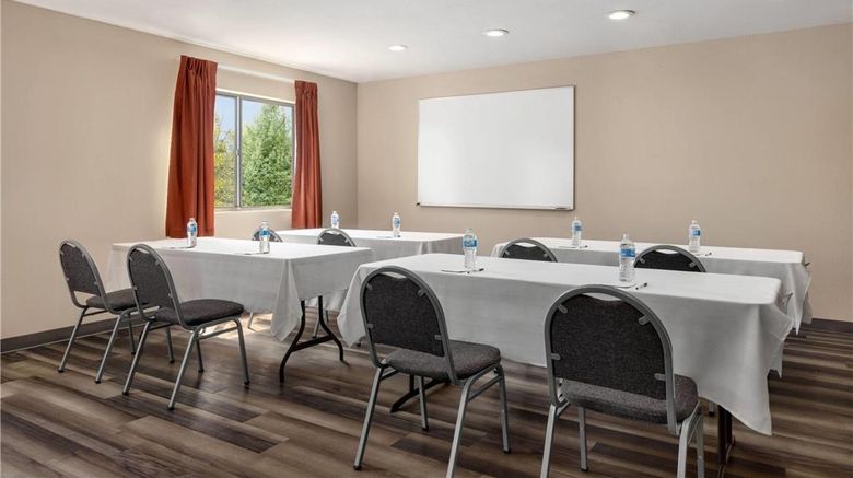 <b>Baymont Inn & Suites Monroe Meeting</b>. Images powered by <a href="https://iceportal.shijigroup.com/" title="IcePortal" target="_blank">IcePortal</a>.