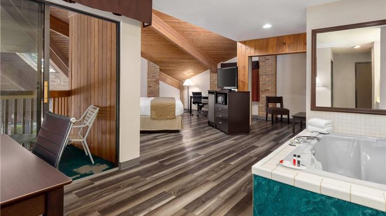 Baymont Inn & Suites Monroe Suite
