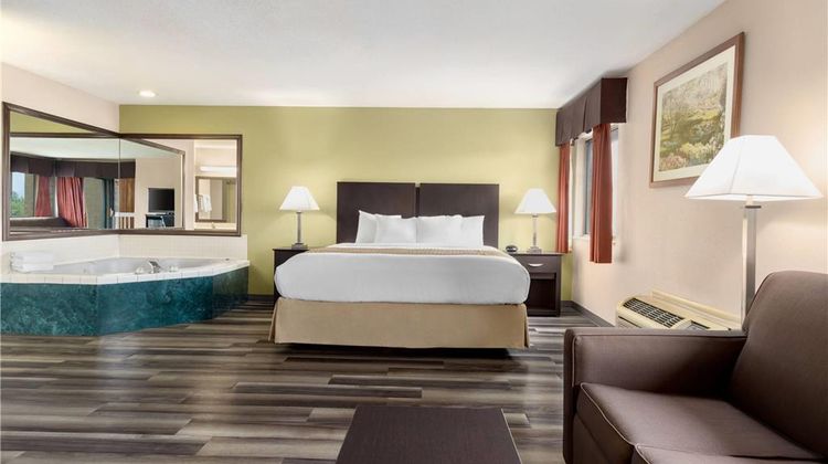 Baymont Inn & Suites Monroe Suite