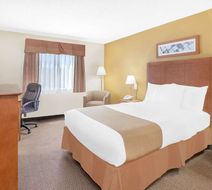 Baymont Inn & Suites Port Huron Room