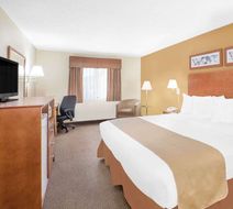 Baymont Inn & Suites Port Huron Room