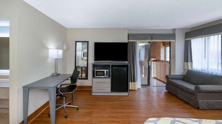 <b>Baymont Inn & Suites Tupelo Suite</b>. Images powered by <a href="https://iceportal.shijigroup.com/" title="IcePortal" target="_blank">IcePortal</a>.