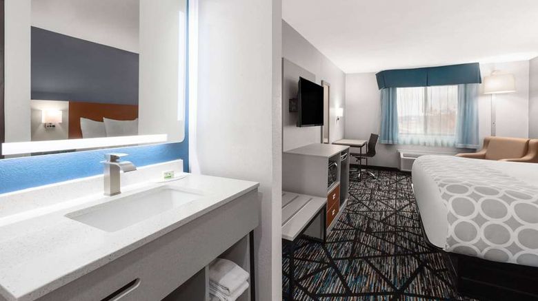 <b>Baymont Inn & Suites Warrenton Room</b>. Images powered by <a href="https://iceportal.shijigroup.com/" title="IcePortal" target="_blank">IcePortal</a>.