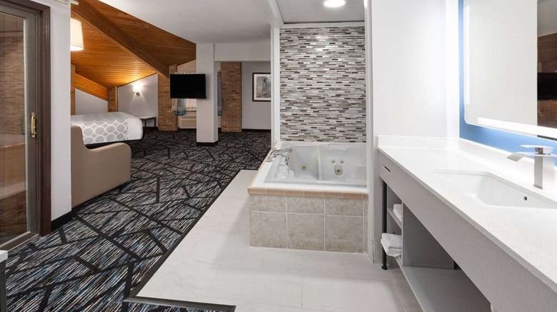 <b>Baymont Inn & Suites Warrenton Suite</b>. Images powered by <a href="https://iceportal.shijigroup.com/" title="IcePortal" target="_blank">IcePortal</a>.