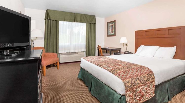Baymont Inn & Suites Yreka Room