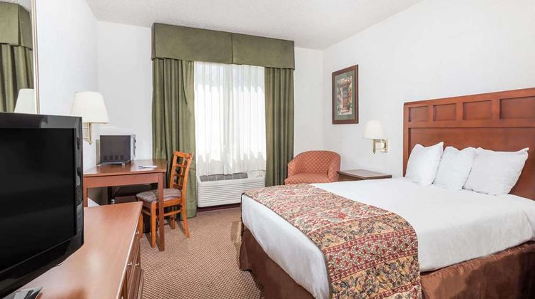 Baymont Inn & Suites Yreka Room