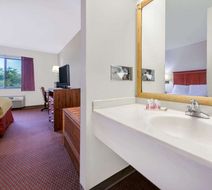 Baymont Inn & Suites Enid Room