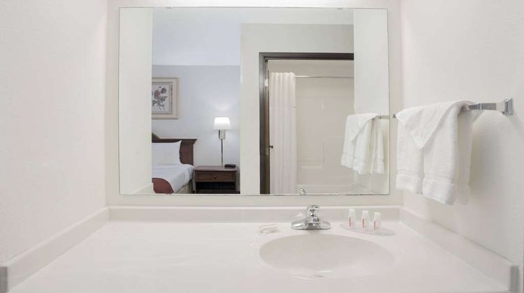 Baymont Inn & Suites Freeport Room