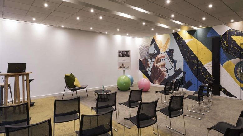 <b>Mercure Bassin du Commerce Meeting</b>. Images powered by <a href="https://iceportal.shijigroup.com/" title="IcePortal" target="_blank">IcePortal</a>.