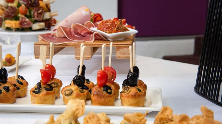 <b>Mercure Lyon Charbonnieres Meeting</b>. Images powered by <a href="https://iceportal.shijigroup.com/" title="IcePortal" target="_blank">IcePortal</a>.