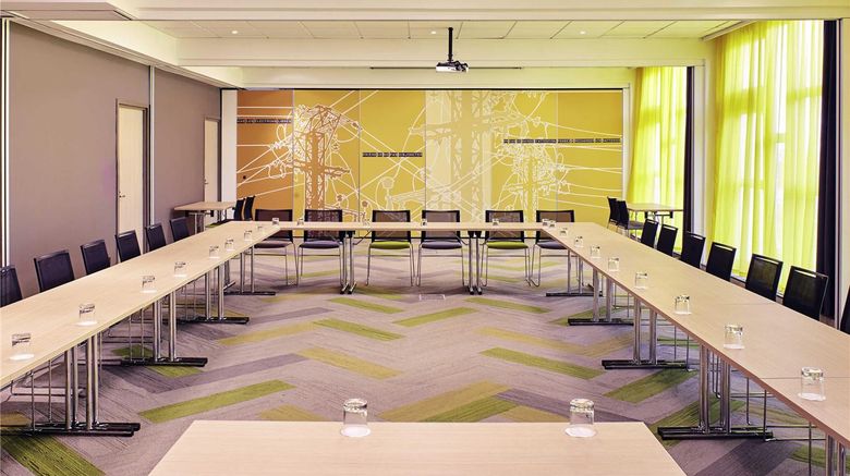 <b>Mercure Paris Sud Les Ulis Meeting</b>. Images powered by <a href="https://iceportal.shijigroup.com/" title="IcePortal" target="_blank">IcePortal</a>.