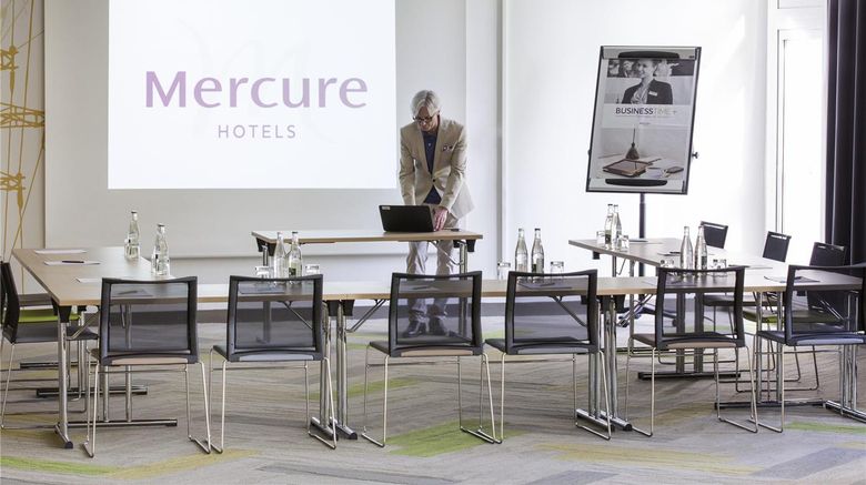 <b>Mercure Paris Sud Les Ulis Meeting</b>. Images powered by <a href="https://iceportal.shijigroup.com/" title="IcePortal" target="_blank">IcePortal</a>.