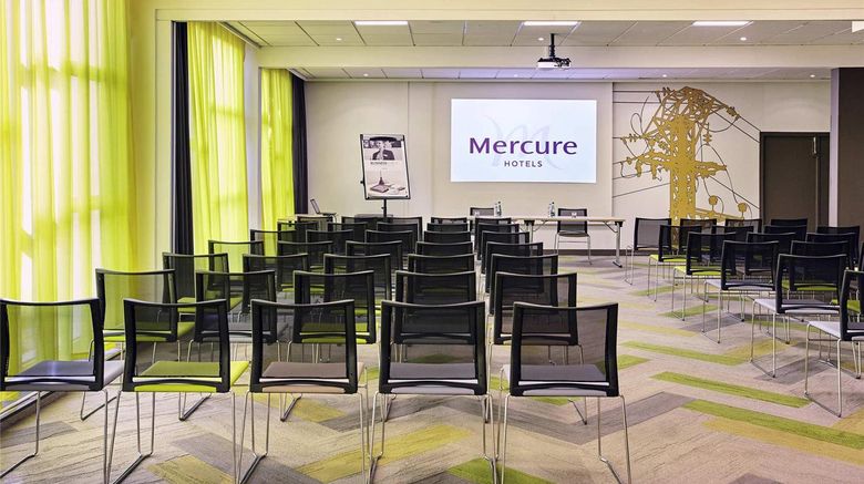 <b>Mercure Paris Sud Les Ulis Meeting</b>. Images powered by <a href="https://iceportal.shijigroup.com/" title="IcePortal" target="_blank">IcePortal</a>.