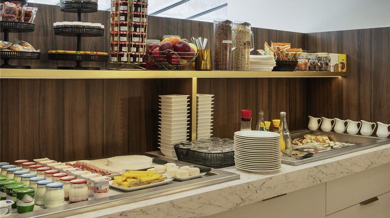 <b>Mercure Versailles Paris Ouest Restaurant</b>. Images powered by <a href="https://iceportal.shijigroup.com/" title="IcePortal" target="_blank">IcePortal</a>.